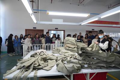 我校东盟留学生赴福绵区开展纺织服装产业交流研学